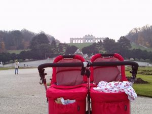 Foto von Kinderwagen vor der Gloriette