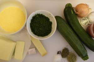 Foto von den Zutaten für die Polentaherzen und das Zucchini-Gemüse