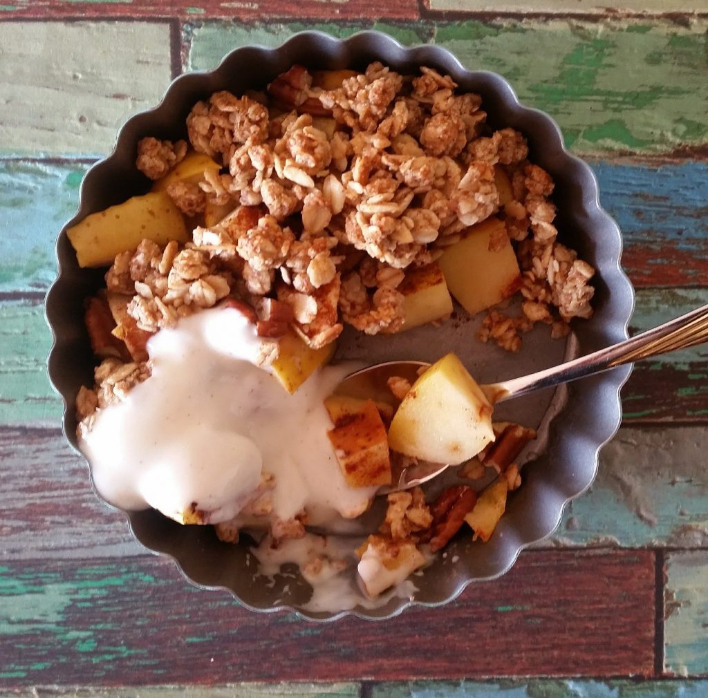 Apfel-Crumble mit etwas Vanillejoghurt