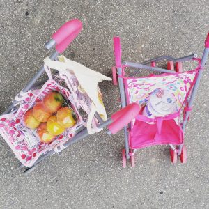 Foto Puppenwagen mit Einkauf