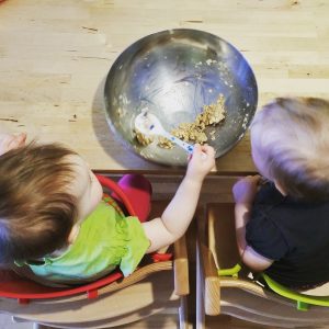 Foto Kinder essen aus einer großen Schüssel
