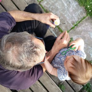 Großvater mit Kind, Seifen blasen