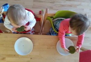 Kinder essen Spinat-Pancakes