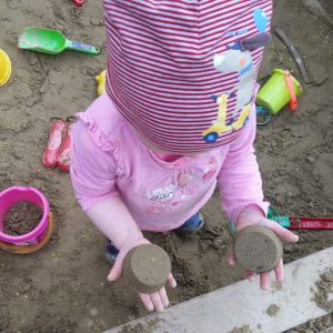 Kind in der Sandspielkiste