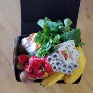 Kiste mit Gemüse und Obst