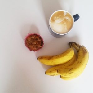 Foto von Bananenmuffins und Kaffee