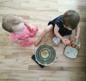 Zwei Kinder helfen in der Küche