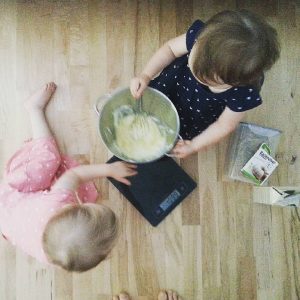 Kleinkinder helfen beim Backen