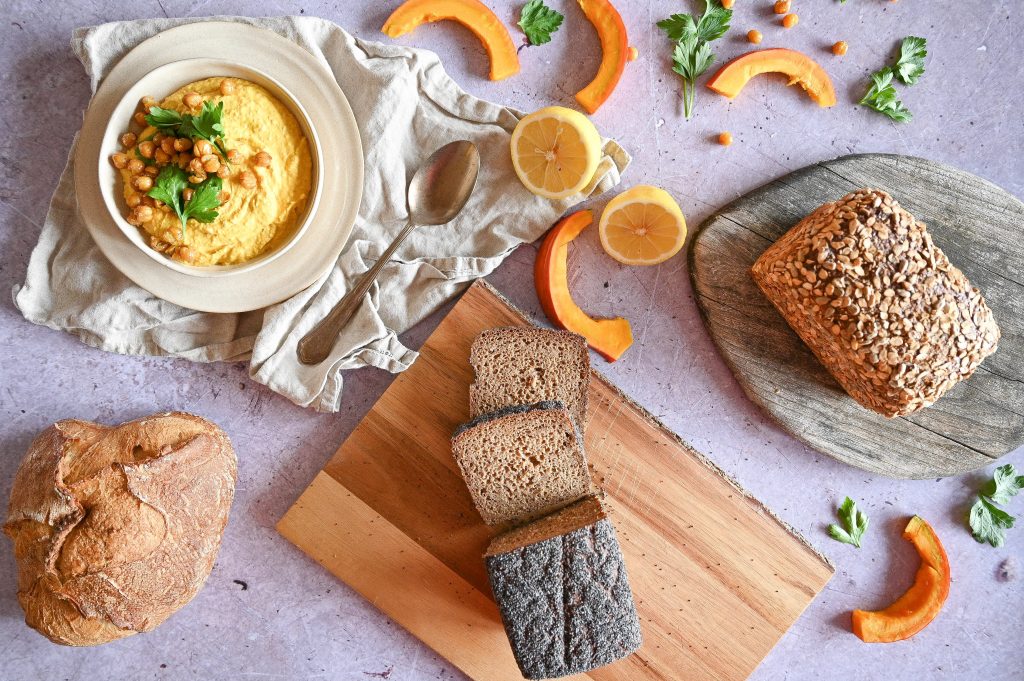 Kürbis-Hummus mit Sauerteigbrot