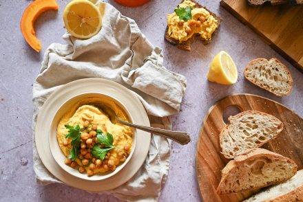 Kürbis-Hummus mit Sauerteigbrot