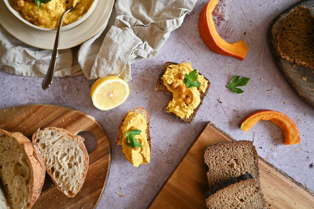 Kürbis-Hummus mit Sauerteigbrot