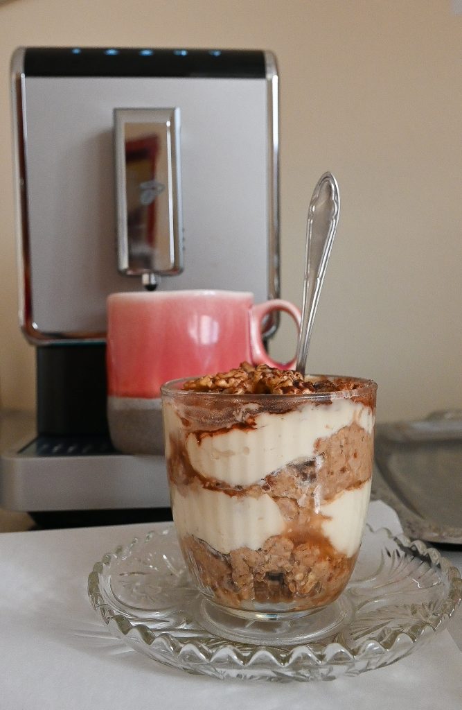 Kaffeemaschine und Tiramisu